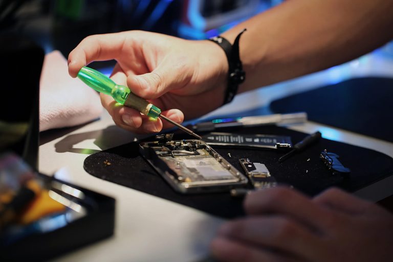 Image showcasing How Cell Phone Repair Shops are Adapting to New Technology